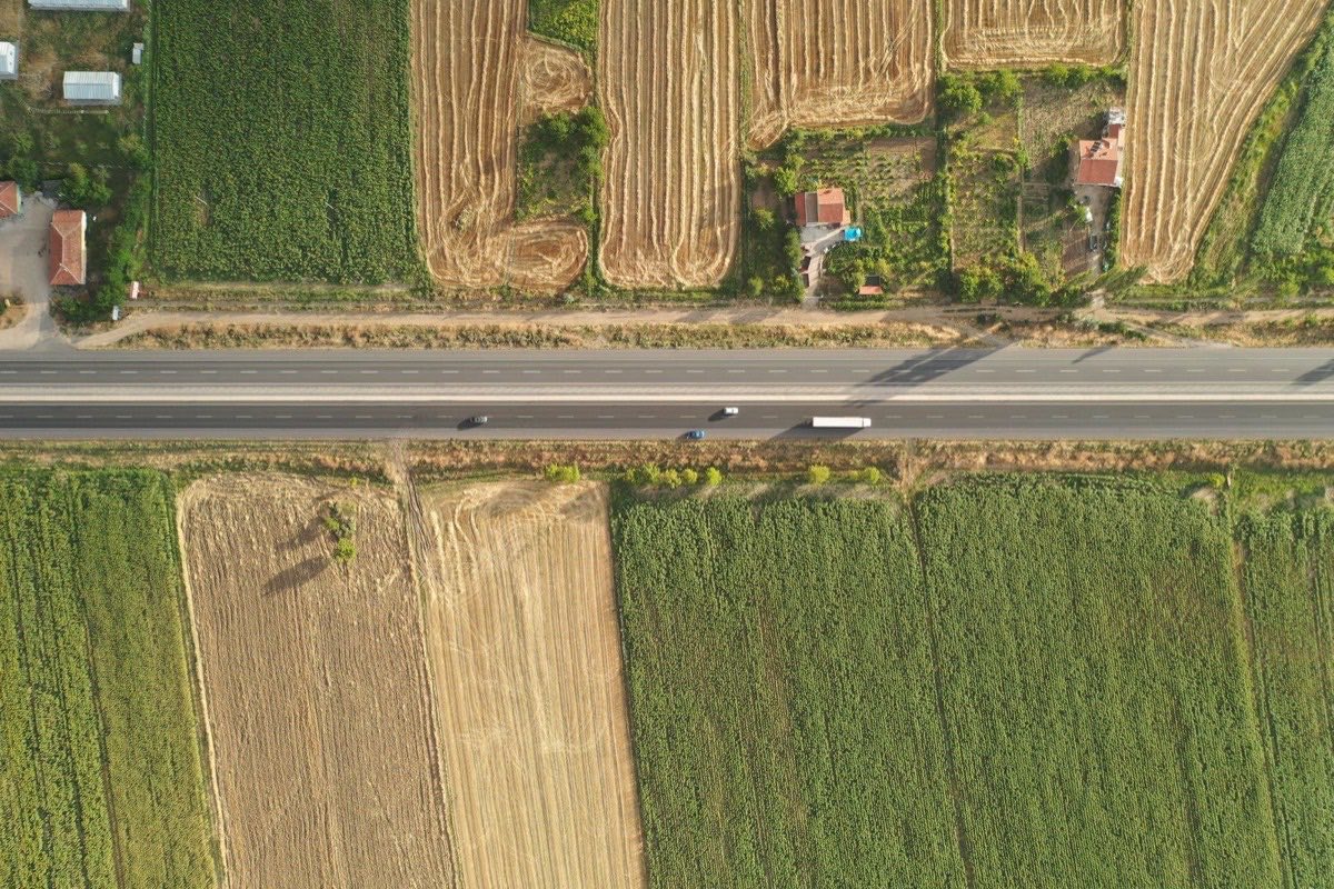 Letecký pohľad na polia a cestu na vidieku